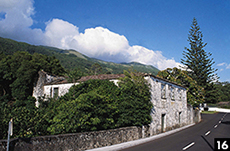 Casa em &ldquo;L&rdquo; com &ldquo;cozinha/fumeiro&rdquo;, Lugar de S&atilde;o Mateus, Velas, S&atilde;o Jorge.